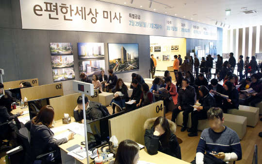 대림산업은 지난 26일 개관한 경기 미사강변도시 'e편한세상 미사' 아파트 견본주택에 주말동안 2만여명이 방문했다고 28일 밝혔다. 이 단지는 지하 1층∼지상 29층 5개 동 전용면적 69∼84㎡ 652가구로 구성됐으며 오는 3월 7일 1순위 청약접수를 한다. 방문객들이 견본주택에서 상담을 받고 있다.  대림산업 제공